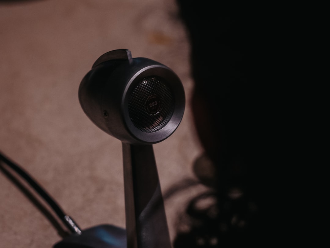 détectez efficacement les caméras espions avec nos conseils et outils spécialisés pour protéger votre vie privée.