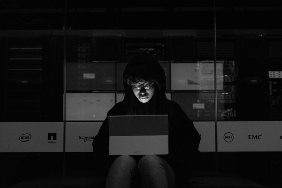 developpeur web en train d'analyser des failles de sécurité